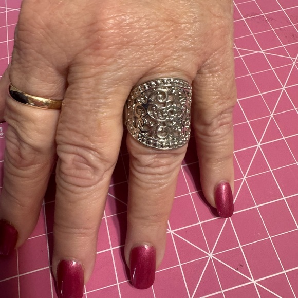 ❤️NWT BOUTIQUE SILVER TONE FILIGREE STRETCH RING - Picture 5 of 5